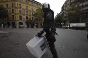 Biel Aliño - Policia retirant urna del 1o